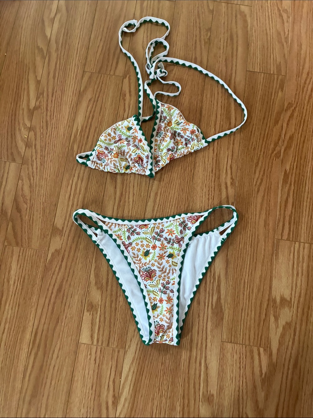 10/25$ 🧁 Floral Bikini Set in White and Green